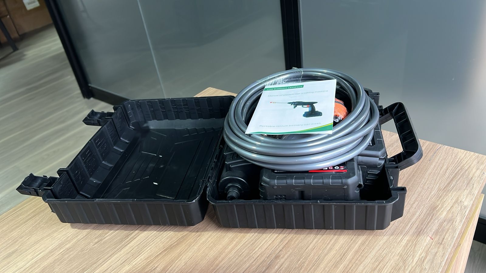 Manguera y accesorios dentro del maletín